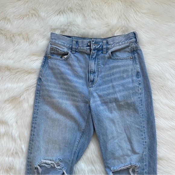 American Eagle Light Wash Ripped Distressed Mom Jean Size 4 - Picture 3 of 7